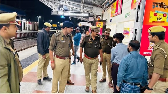 लखीमपुर खीरी : सीओ गोला ने दिल्ली कार धमाके के बाद सार्वजनिक स्थानों पर की सघन चेकिंग