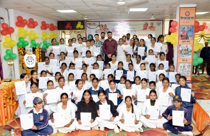 लखीमपुर खीरी : डीएम दुर्गा शक्ति नागपाल ने ड्राइविंग माय ड्रीम कार्यक्रम में 101 बेटियों को दिया निःशुल्क ड्राइविंग लाइसेंस
