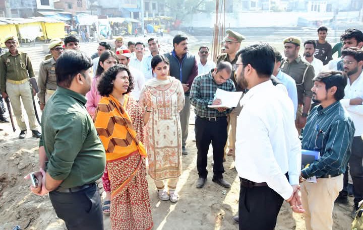 लखीमपुर खीरी : गोला कॉरिडोर का डीएम दुर्गा शक्ति नागपाल ने किया निरीक्षण, सुस्त रफ्तार पर जताई नाराजगी