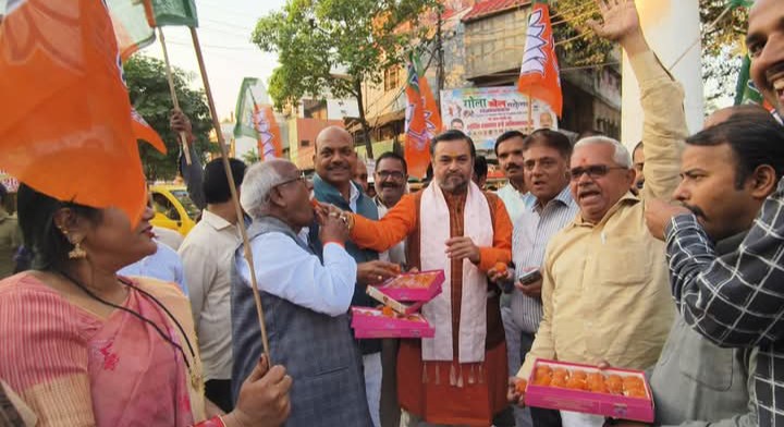 लखीमपुर खीरी : बिहार की प्रचंड जीत पर एमएलसी अनूप गुप्ता ने सदर चौराहा पर भाजपा कार्यकर्ताओं के साथ मनाया जश्न