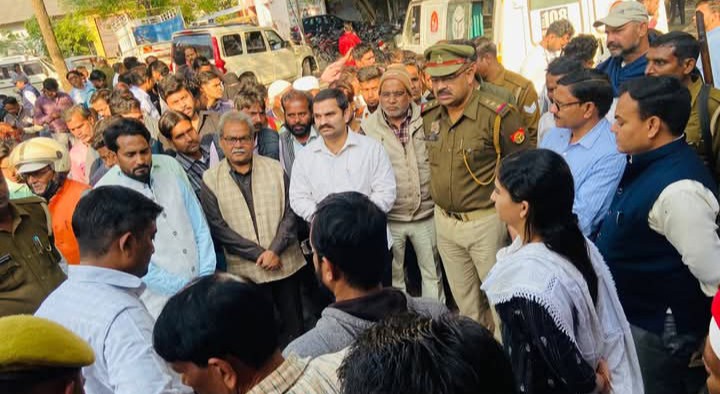 लखीमपुर खीरी : गोला खुटार हाईवे पर तेज रफ्तार कंटेनर ने स्कूटी सवार छात्राओं को मारी टक्कर,मौके पर हुई  दर्दनाक मौत
