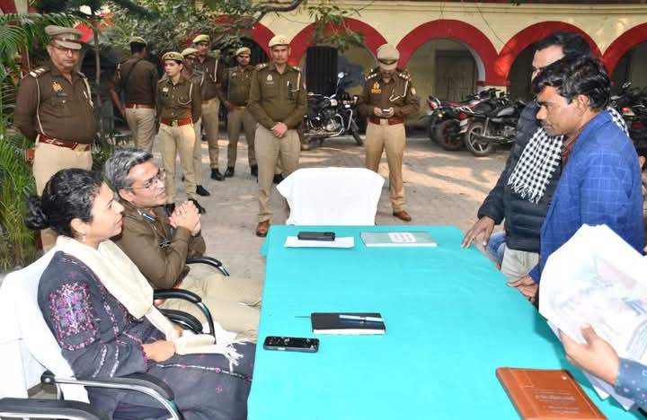 लखीमपुर खीरी : थाना समाधान दिवस पर डीएम एसपी ने सुनी फरियादियों की समस्याएं, निस्तारण के दिए आदेश
