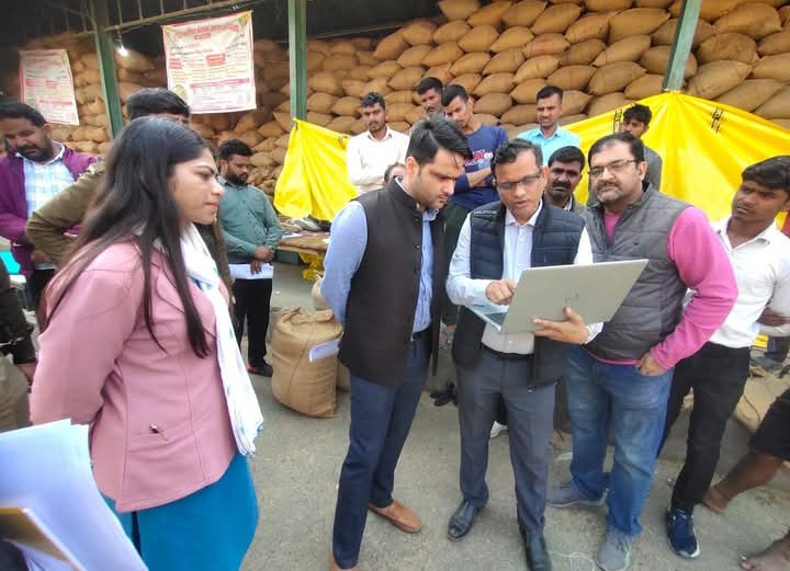 लखीमपुर खीरी : सीडीओ अभिषेक कुमार ने धान क्रय केंद्रों व सहकारी समितियों का किया औचक निरीक्षण