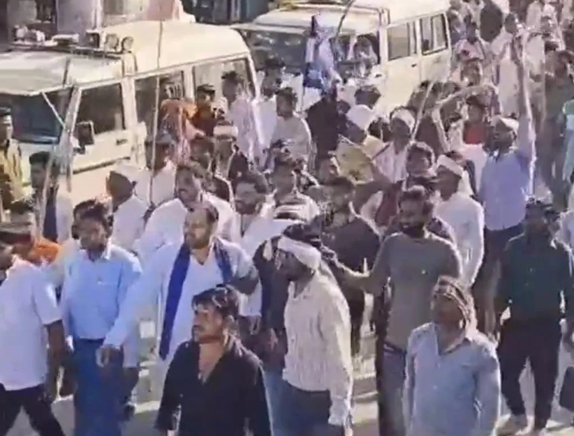 मध्य प्रदेश में धीर्रेन्द्र शास्त्री पुतला दहन को लेकर भीम आर्मी और हिंदू संगठनों के बीच बवाल हो गया।