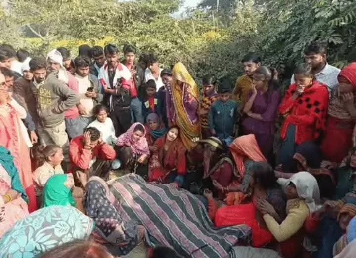 फर्रुखाबाद: स्कूल जा रहे 3 भाई-बहनों को ट्रक ने रौंदा: फर्रुखाबाद में बाइक को 50 मीटर घसीटा, मां शव से लिपटकर रोई