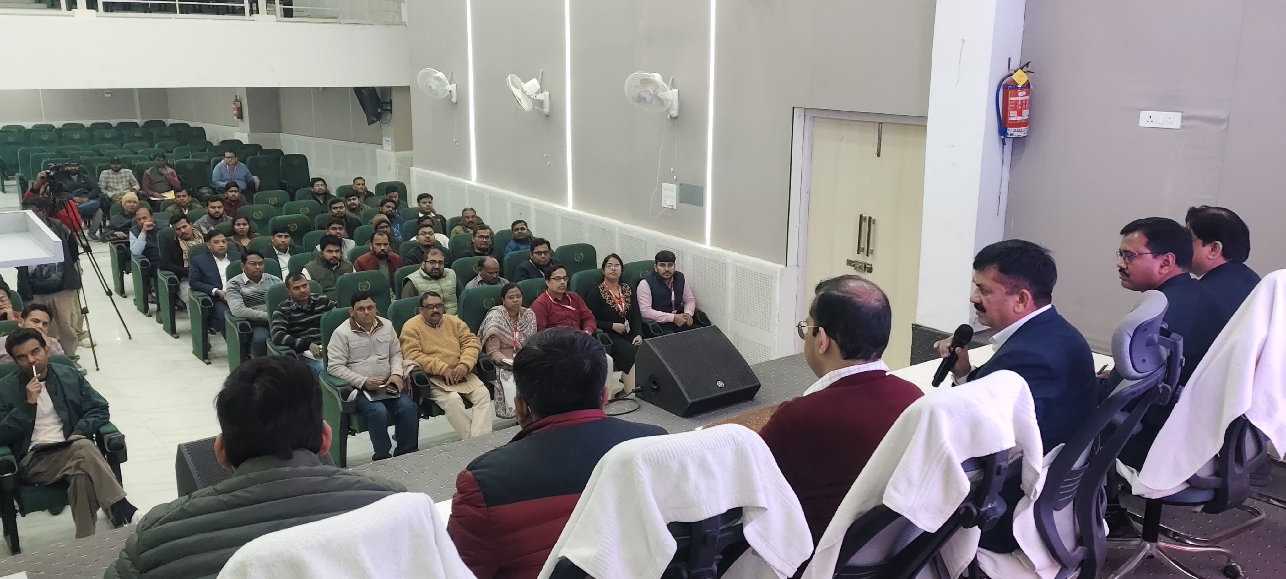 जौनपुर :जिला निर्वाचन अधिकारी/जिलाधिकारी  की अध्यक्षता में विशेष प्रगाढ़ पुनरीक्षण के संबंध में राजनैतिक दल के जिलाध्यक्ष/प्रतिनिधिगण के साथ बैठक कलेक्ट्रेट सभागार में हुई संपन्न