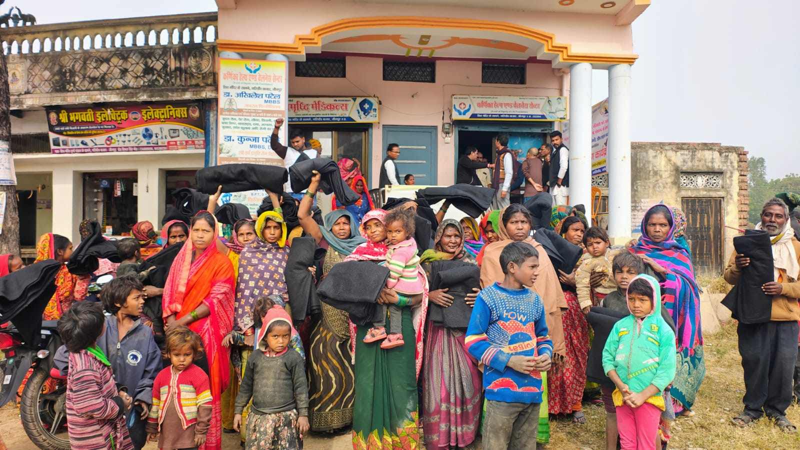 जौनपुर /गरियाँव ग्राम :लालता प्रसाद मौर्य जी की पुण्य स्मृति में डिग्निटी ऑफ लाइफ फाउंडेशन एवं शांति नंदन बौद्ध वेलफेयर सोसाइटी के संयुक्त तत्वावधान में कंबल वितरण कार्यक्रम का किया गया आयोजन