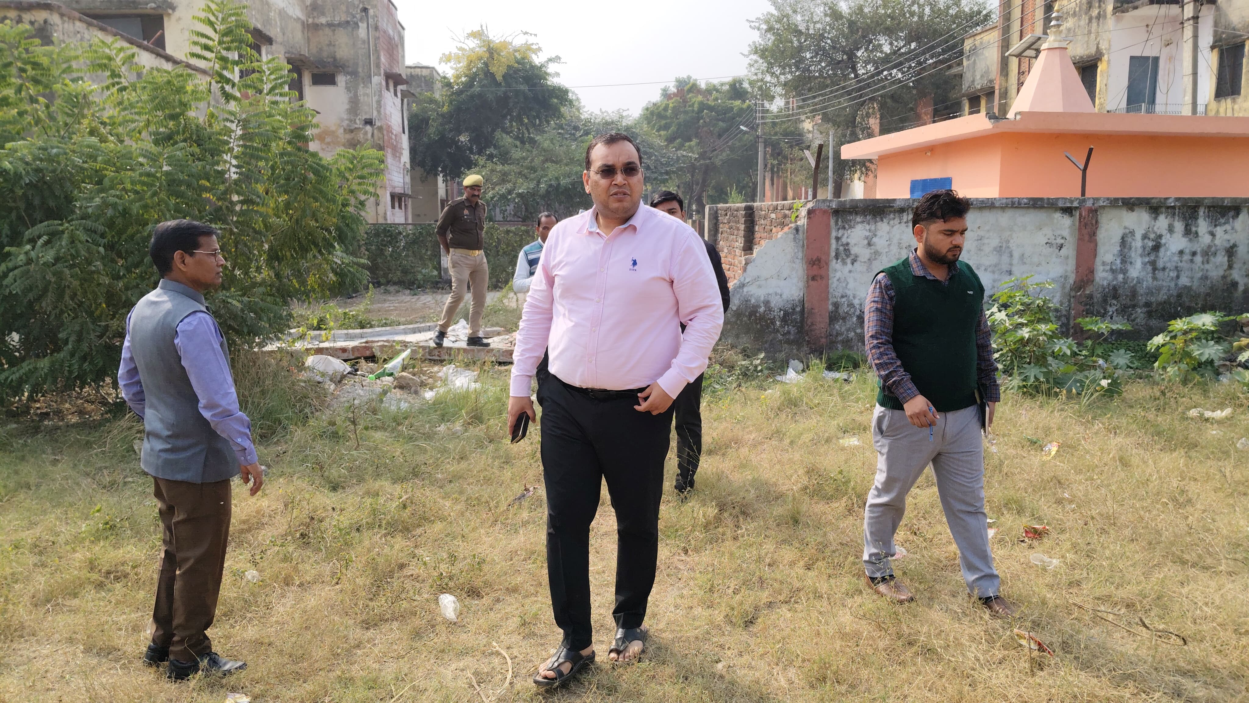 कासगंज: जिलाधिकारी  द्वारा शहर के विभिन्न प्रमुख स्थानों पर साफ सफाई को लेकर शहर में औचक निरीक्षण।