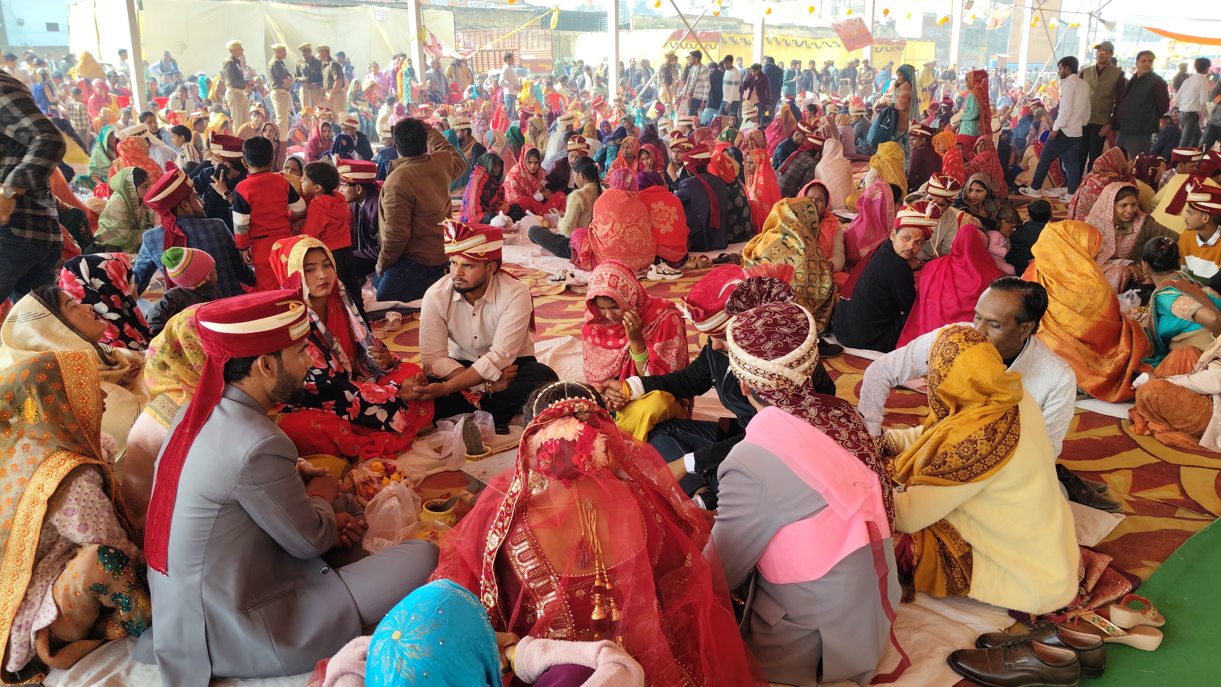 कासगंज:मुख्यमंत्री सामूहिक विवाह योजना के अंतर्गत जिले में 254 नवविवाहित जोड़े दाम्पत्य सूत्र में बंधे।