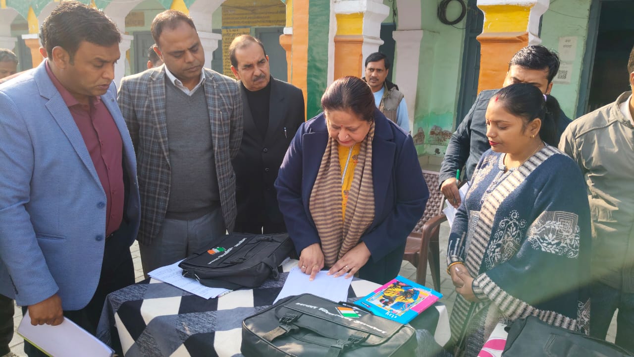 कासगंज:मतदाता रोल पर्यवेक्षक एवं मण्डलायुक्त ने कासगंज के वाहिदपुर माफी मतदान केंद्र में बने बूथ संख्या 190 एवं 191 का किया निरीक्षण
