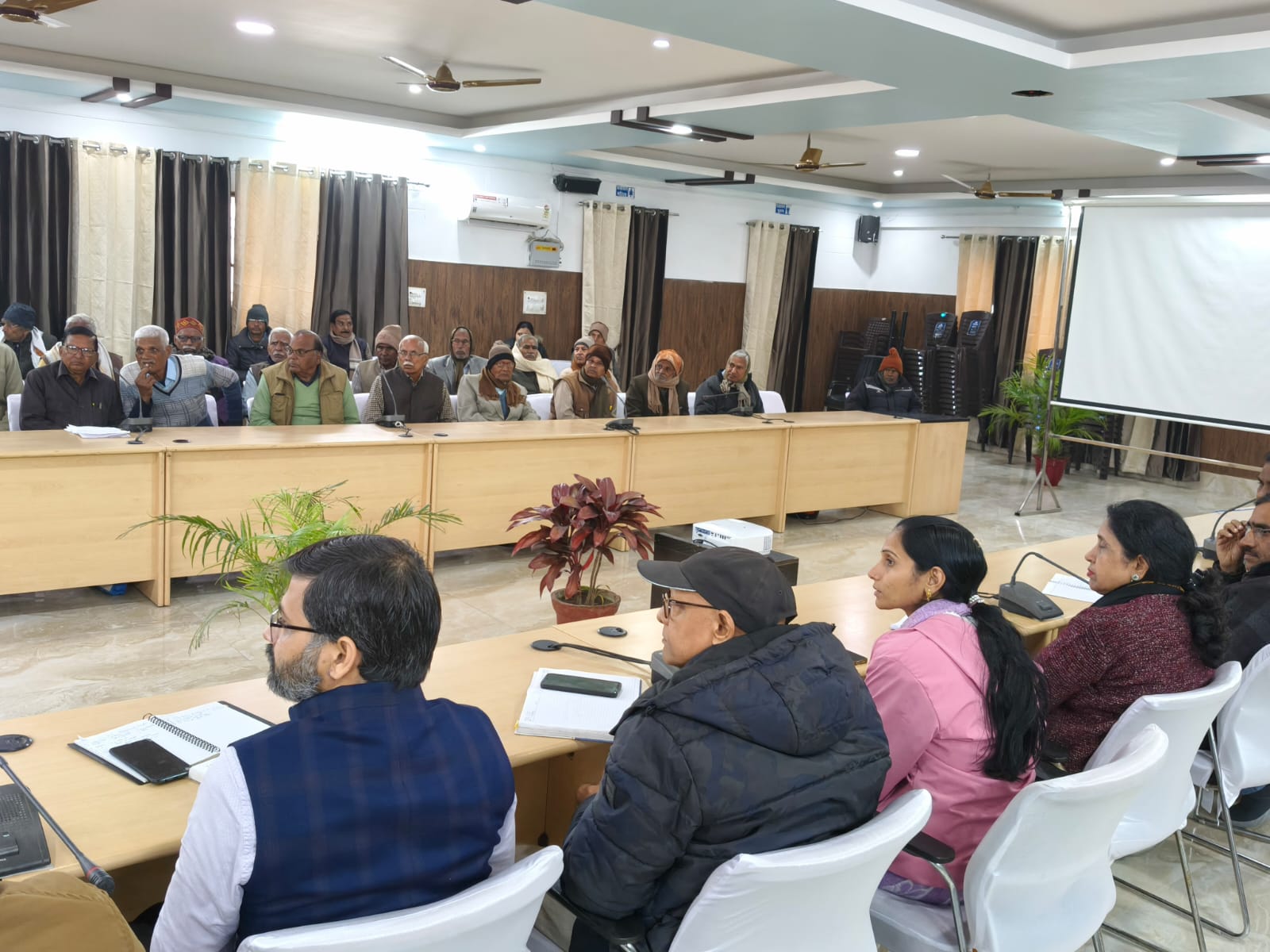 कासगंज: जिलाधिकारी प्रणय सिंह की अध्यक्षता में विकास भवन सभागार में किसान दिवस का आयोजन।