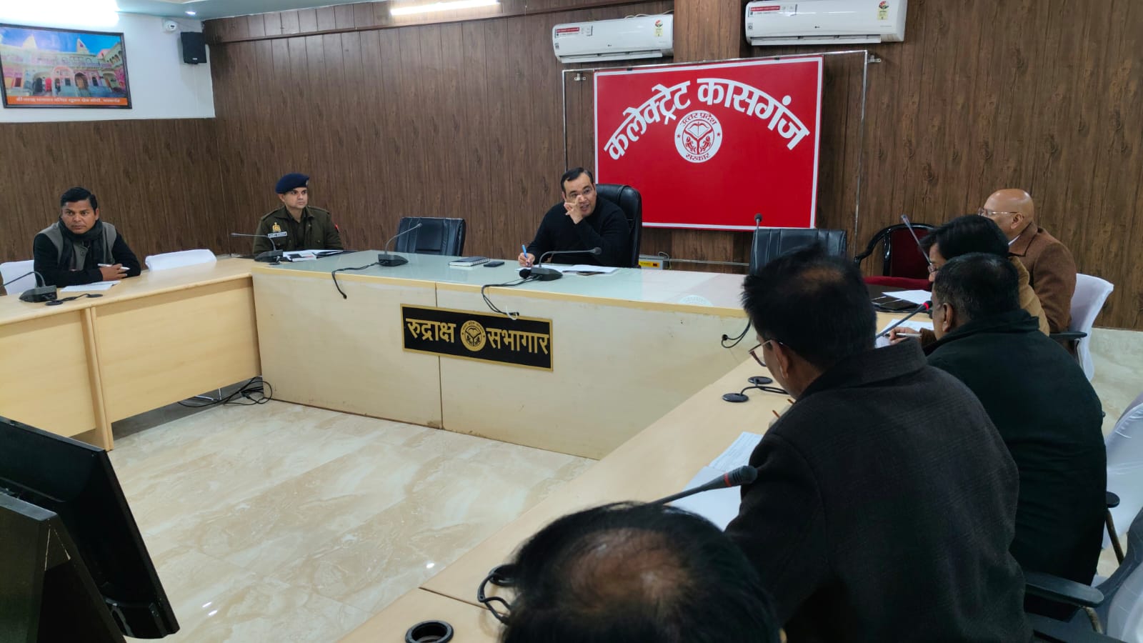 कासगंज जिलाधिकारी प्रणय सिंह की अध्यक्षता में कलेक्ट्रेट सभागार में जिला सड़क सुरक्षा समिति की बैठक आयोजित की गई।