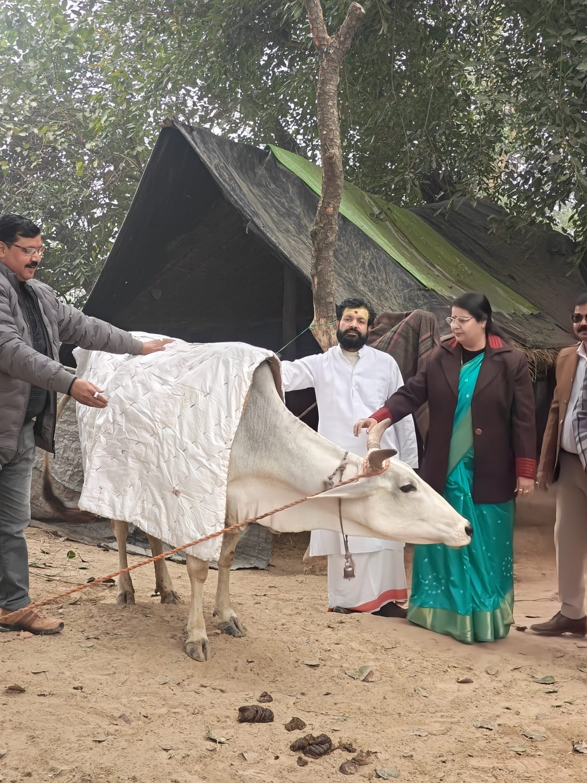 कासगंज :महिला आयोग की सदस्य रेनूगौड़ ने गौशाला का किया निरीक्षण