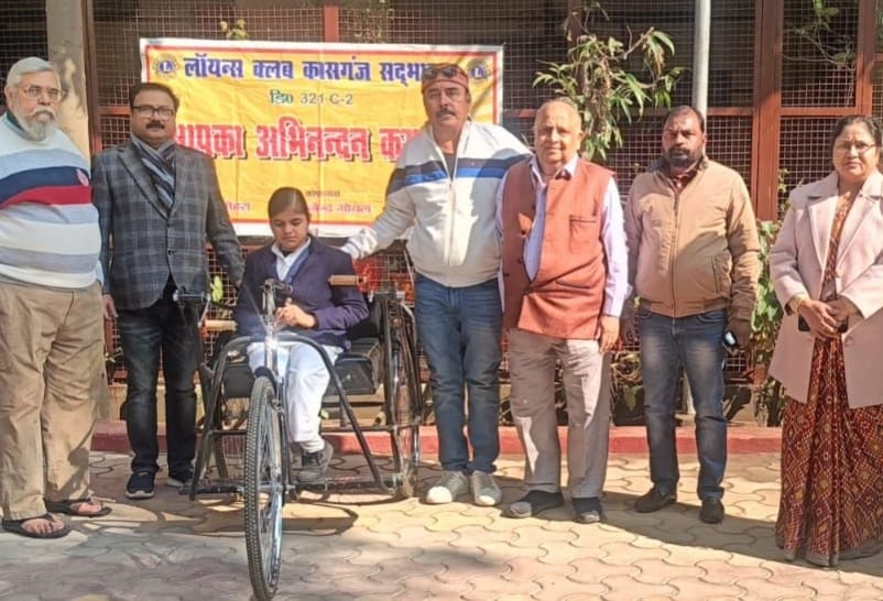 कासगंज :लायंस क्लब सद्भावना ने दिव्यांग को उपलब्ध कराई ट्राई साइकिल