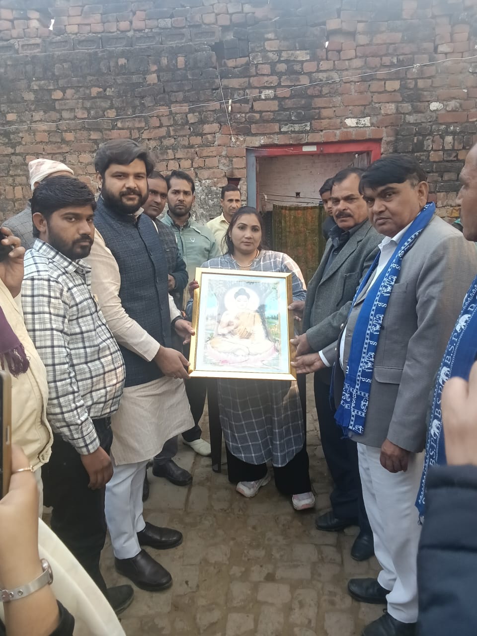 कासगंज :पटियाली विधान सभा कद्दावर नेता जुनैदमियां ने ककराला की बेटी को किया सम्मानित