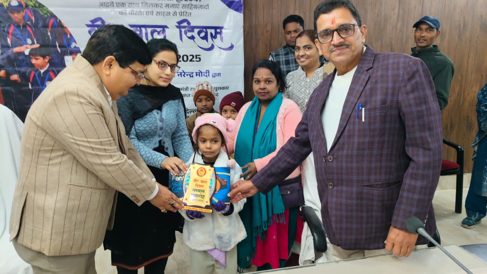 कासगंज :-उत्कृष्ट कार्य करने वाले बच्चों को वीर बाल दिवस के उपलक्ष्य में  कलेक्ट्रेट में किया सम्मानित