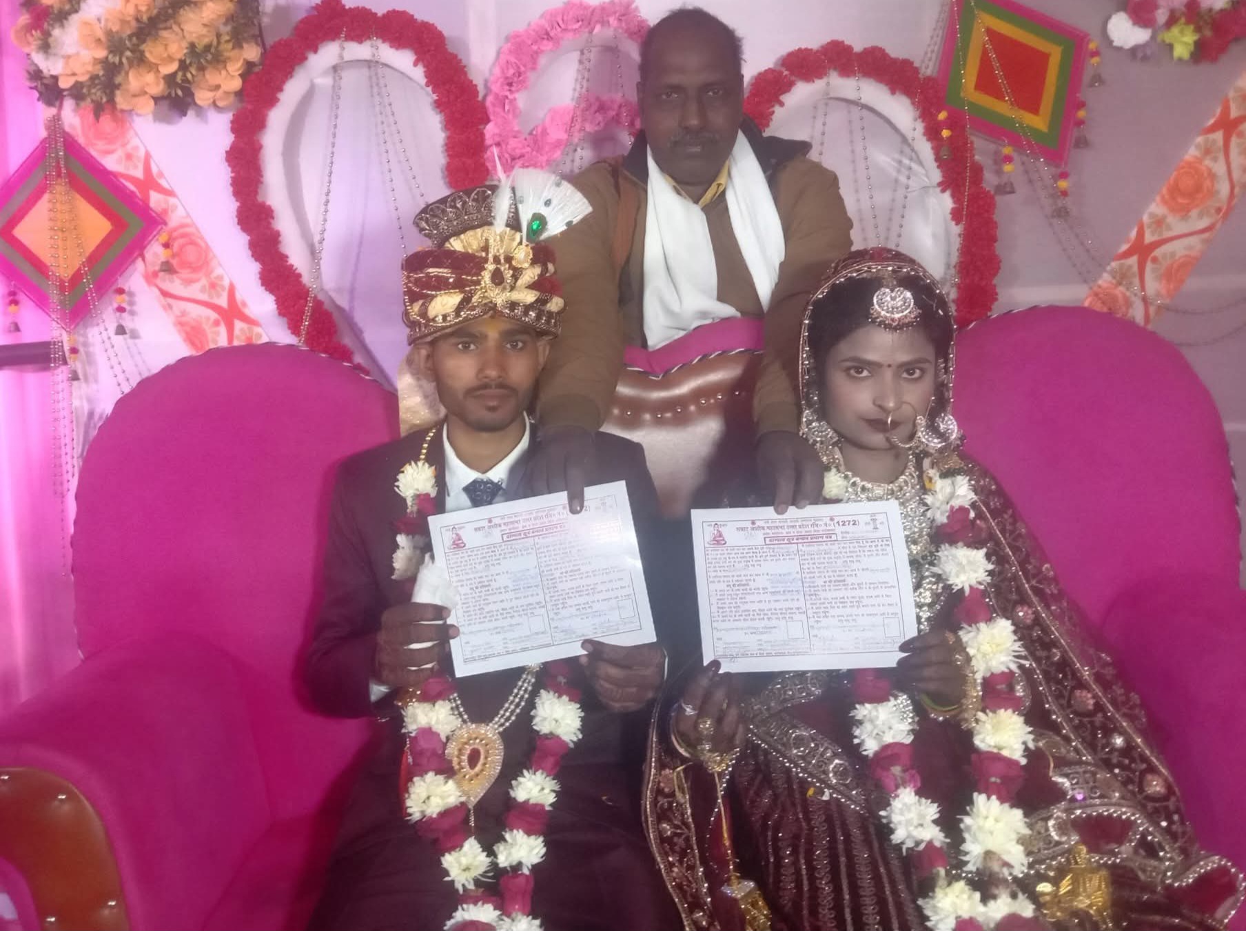 फर्रुखाबाद: बौद्ध रीति से सम्पन्न हुआ दाम्पत्य सूत्र बंधन संस्कार, प्रमाणपत्र प्रदान