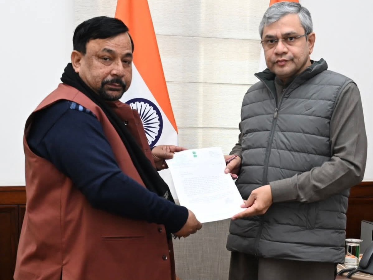 फर्रुखाबाद सांसद मुकेश राजपूत ने रेल मंत्री से की मुलाकात, रेलवे सुविधाओं और नई ट्रेनों के संचालन की रखी महत्वपूर्ण मांग