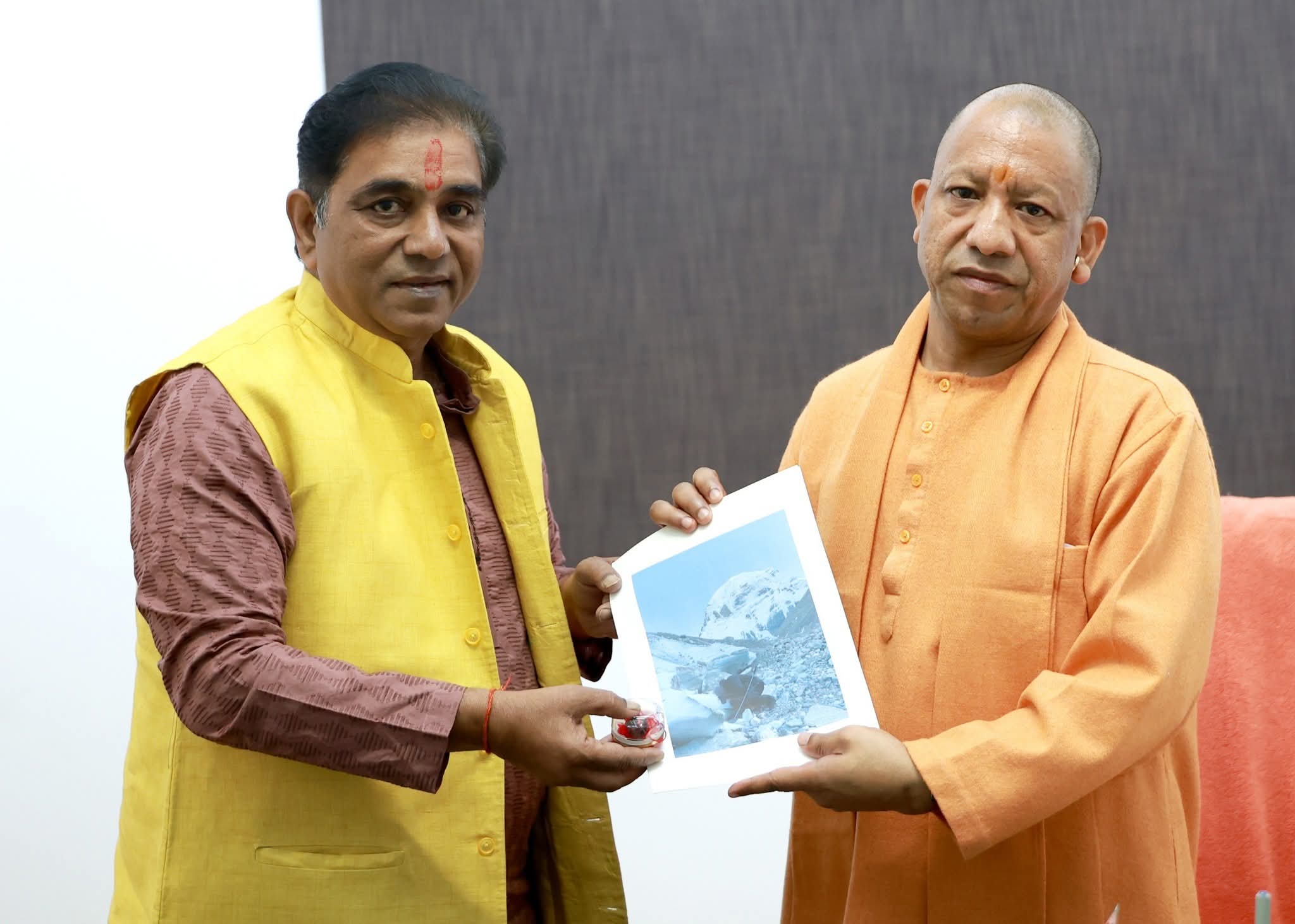 फर्रुखाबाद:मुख्यमंत्री योगी आदित्यनाथ से मिले सदर विधायक मेजर सुनील दत्त द्विवेदी, कैलाश पर्वत से स्पर्शित दुर्लभ रुद्राक्ष किया भेंट