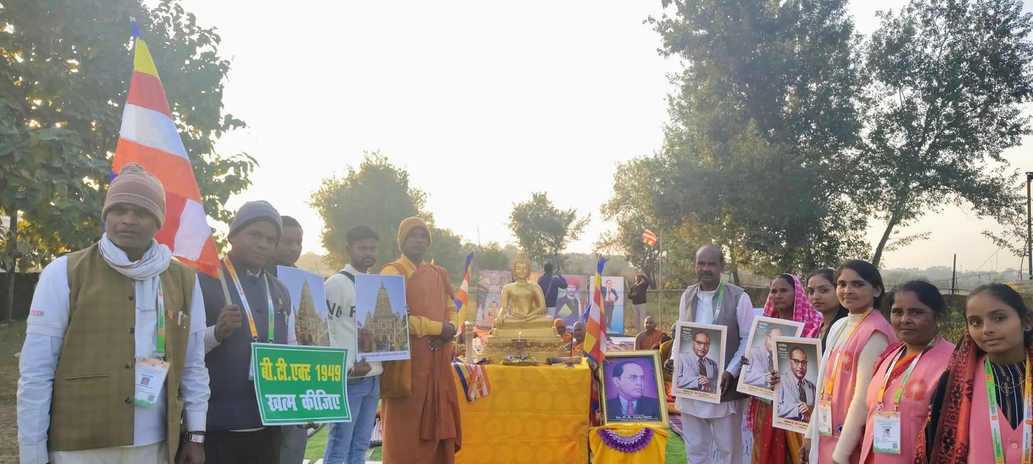 फर्रुखाबाद:महाबोधि महाविहार मुक्ति आंदोलन के समर्थन में वैद्य के.पी. सिंह शाक्य धरना स्थल पहुंचे