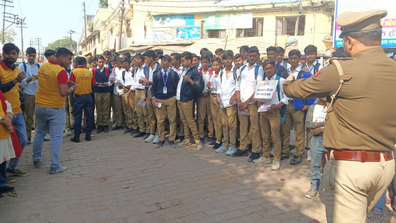फर्रुखाबाद रेलवे स्टेशन पर यूपी-112 का जन जागरूकता अभियान, नुक्कड़ नाटक और एलईडी शो के जरिए दी महत्वपूर्ण जानकारी