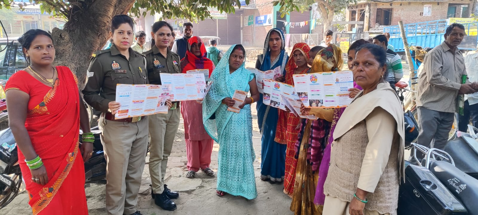 फर्रुखाबाद: मऊदरवाजा पुलिस ने मिशन शक्ति-5 के तहत महिलाओं व बालिकाओं को किया जागरूक हेल्पलाइन नंबरों की विस्तृत जानकारी दी, सुरक्षा व सशक्तिकरण पर विशेष जोर।