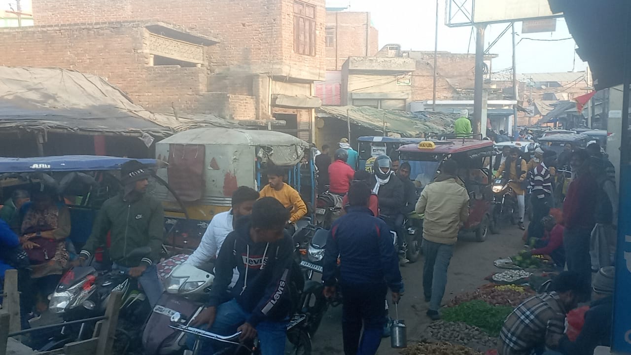 फर्रुखाबाद:जाम की झाम में फंसे स्कूली बच्चे सब्जी मंडी चिलसरा मार्ग पर अव्यवस्था बनी मुसीबत।