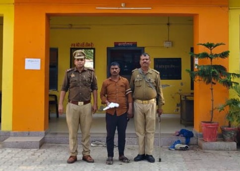 फर्रुखाबाद:थाना कादरीगेट पुलिस की बड़ी कार्रवाई,अवैध तमंचा व जिंदा कारतूस के साथ एक अभियुक्त गिरफ्तार।