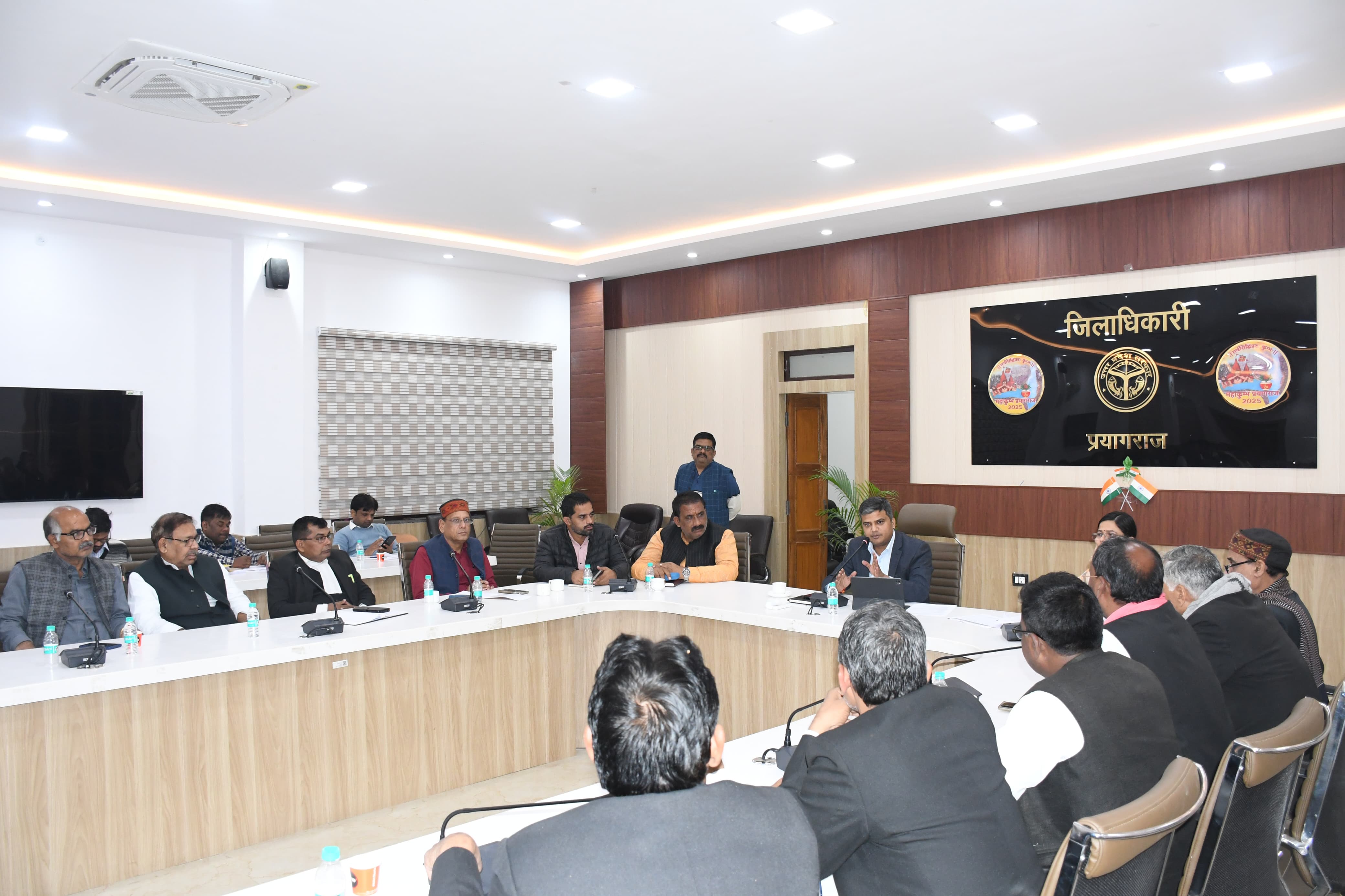 प्रयागराज: जिलाधिकारी ने विशेष प्रगाढ़ पुनरीक्षण कार्यक्रम के सम्बंध में मान्यता प्राप्त राष्ट्रीय एवं राज्यीय राजनैतिक दलों के प्रतिनिधियों के साथ की बैठक