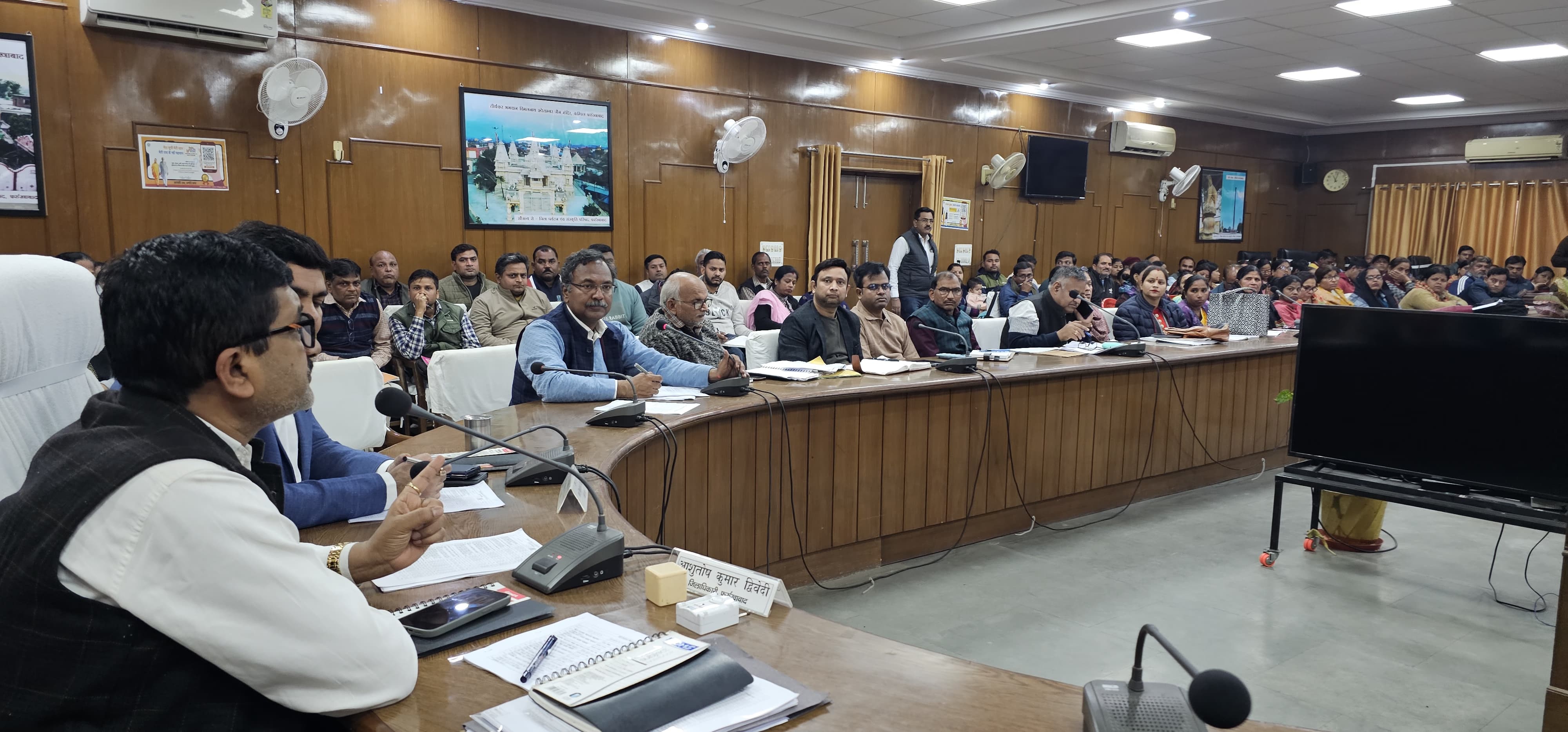 फर्रूखाबाद: विशेष पुनरीक्षण अभियान को लेकर बीएलओ और सुपरवाइजरों की बैठक संपन्न।