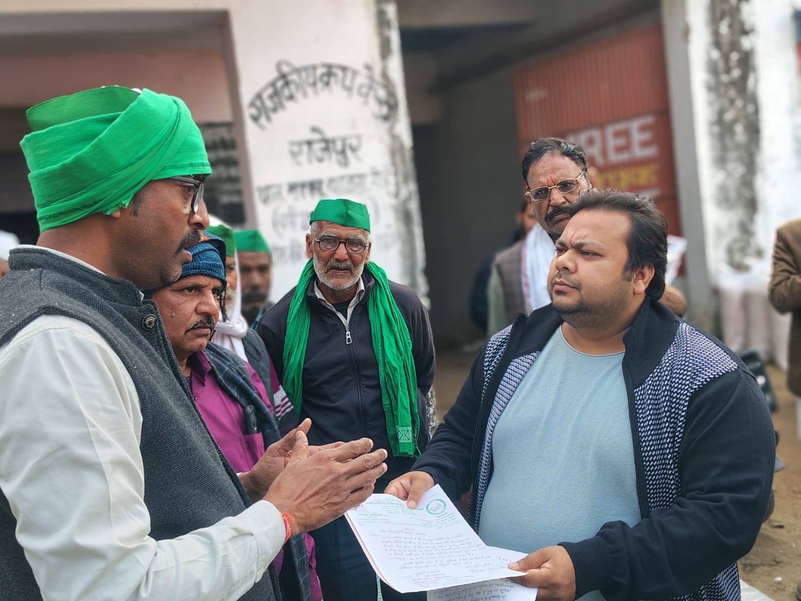 फर्रुखाबाद:राजकीय क्रय केंद्र राजेपुर पर अनियमितताओं के विरोध में भाकियू टिकैत का धरना, तहसीलदार को 72 घंटे का अल्टीमेटम