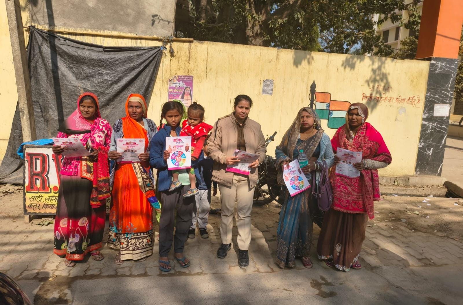 फर्रुखाबाद: एंटी रोमियो टीम व महिला सुरक्षा दल ने मिशन शक्ति 5.0 के तहत महिलाओं को किया जागरूक।