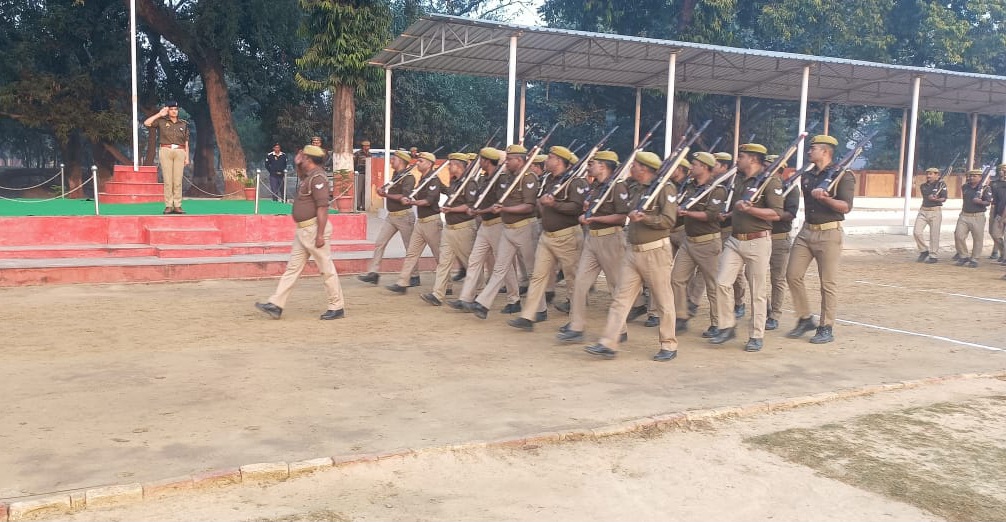 फर्रुखाबाद:फतेहगढ़ पुलिस लाइन में साप्ताहिक परेड, एसपी ने ली सलामी और कराया बलवा ड्रिल अभ्यास