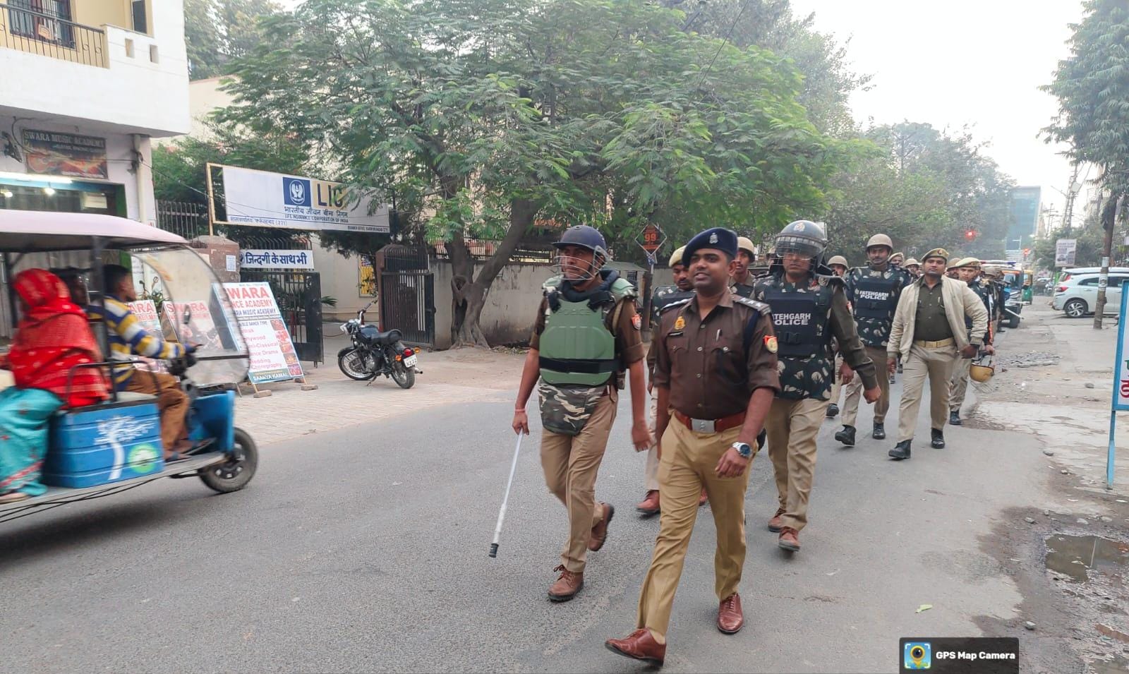 फर्रुखाबाद: थाना कादरीगेट क्षेत्र में पुलिस का फ्लैग मार्च, सुरक्षा-व्यवस्था सुदृढ़।
