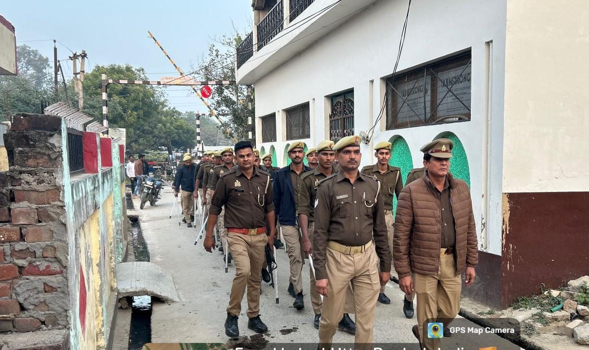 फर्रुखाबाद: सुरक्षा सुदृढ़ करने को पुलिस का फ्लैग मार्च, नागरिकों में बढ़ा भरोसा।