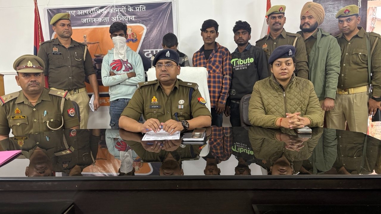 फ़र्रुखाबाद: लूट कांड का सफल अनावरण, 4 अभियुक्त गिरफ्तार, 2 बाइक व मोबाइल बरामद