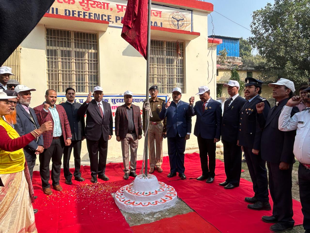 प्रयागराज: नागरिक सुरक्षा विभाग के 63 वें स्थापना दिवस के अवसर पर जिलाधिकारी/नियंत्रक नागरिक सुरक्षा द्वारा ध्वजोतोलन किया गया