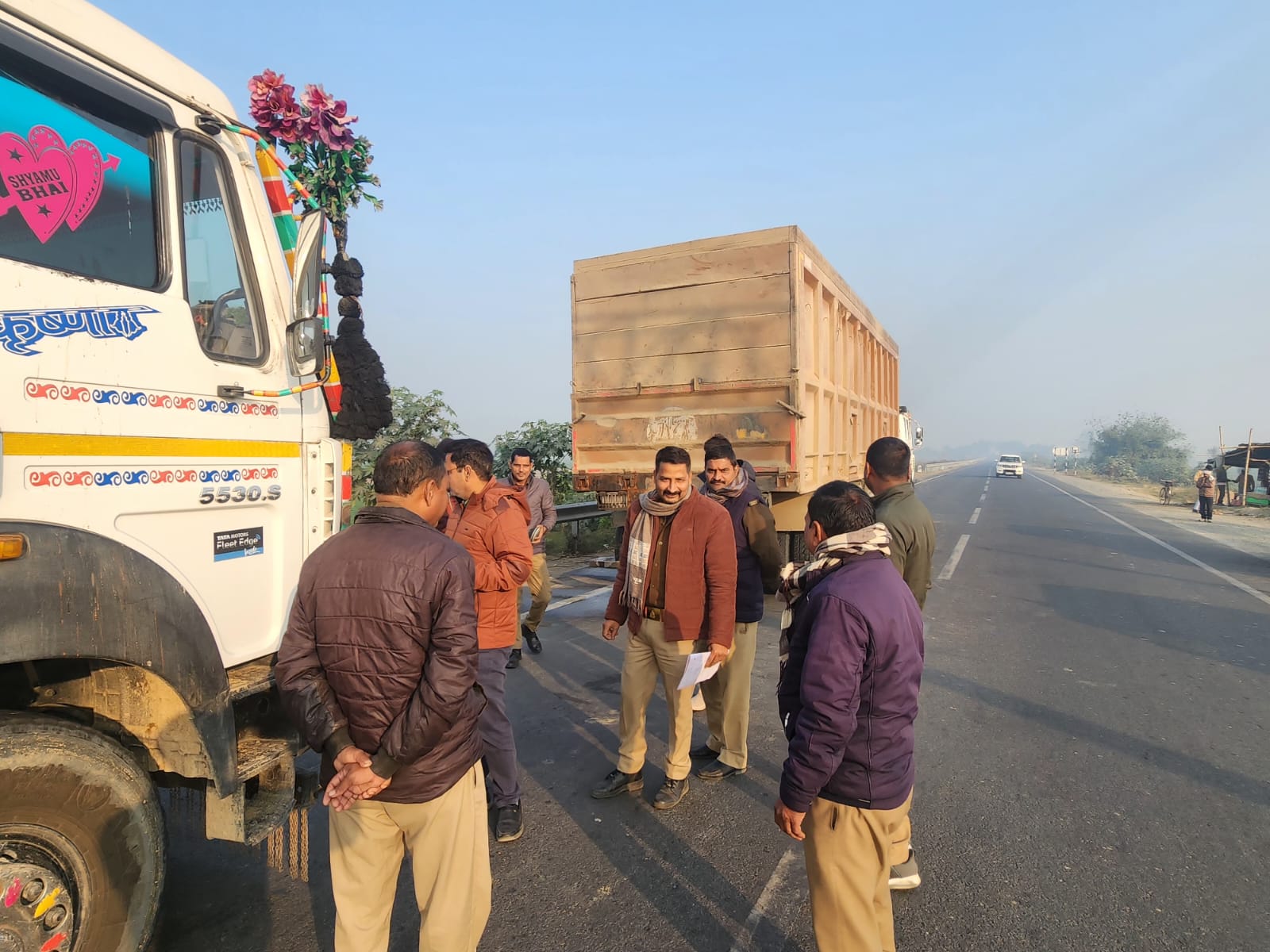 फर्रुखाबाद:ओवरलोड खनन सामग्री ढोते दो ट्रक पकड़े गए, एक सीज, एक का चालान
