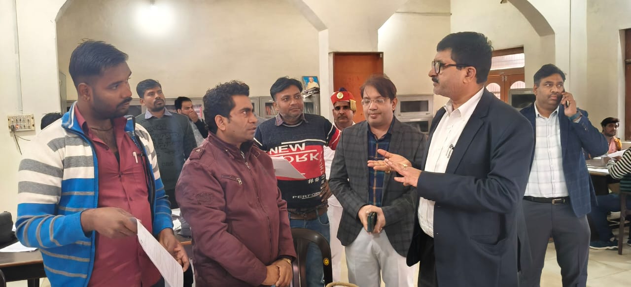 फर्रुखाबाद:जिलाधिकारी द्वारा विशेष प्रगणना पुनरीक्षण अभियान के डिजिटाइजेशन कार्य का निरीक्षण, उत्कृष्ट कार्य करने वाले बीएलओ की प्रशंसा