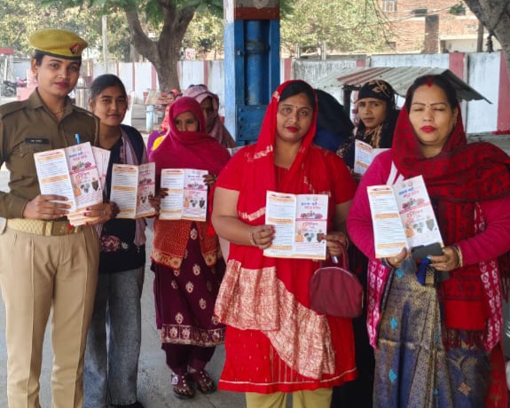फर्रुखाबाद:थाना कमालगंज पुलिस ने रेलवे स्टेशन पर महिलाओं व बालिकाओं को किया जागरूक