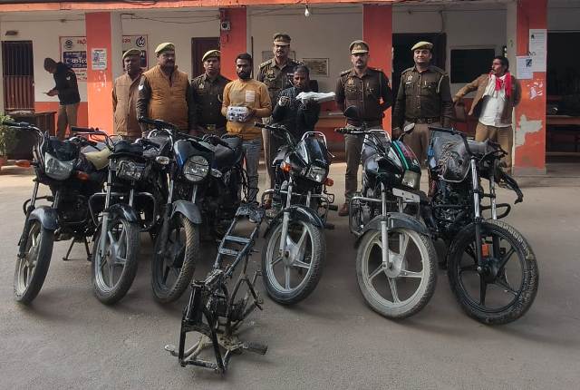 फर्रुखाबाद:कायमगंज पुलिस को बड़ी सफलता, 2 शातिर वाहन चोर गिरफ्तार, 6 चोरी की मोटरसाइकिल व 1 चेसिस बरामद।