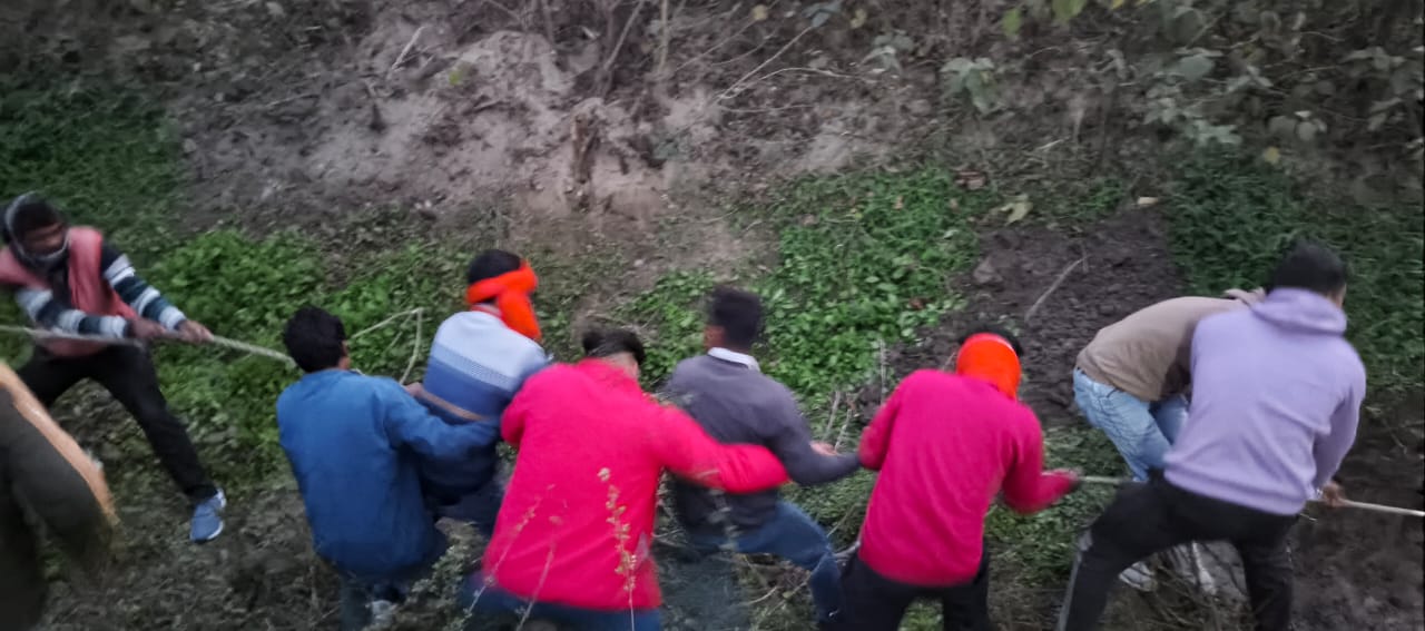 लखीमपुर खीरी : थाना भीरा पुलिस ने 3 दिन से मृत पड़े गौवंश का कराया अंतिम संस्कार