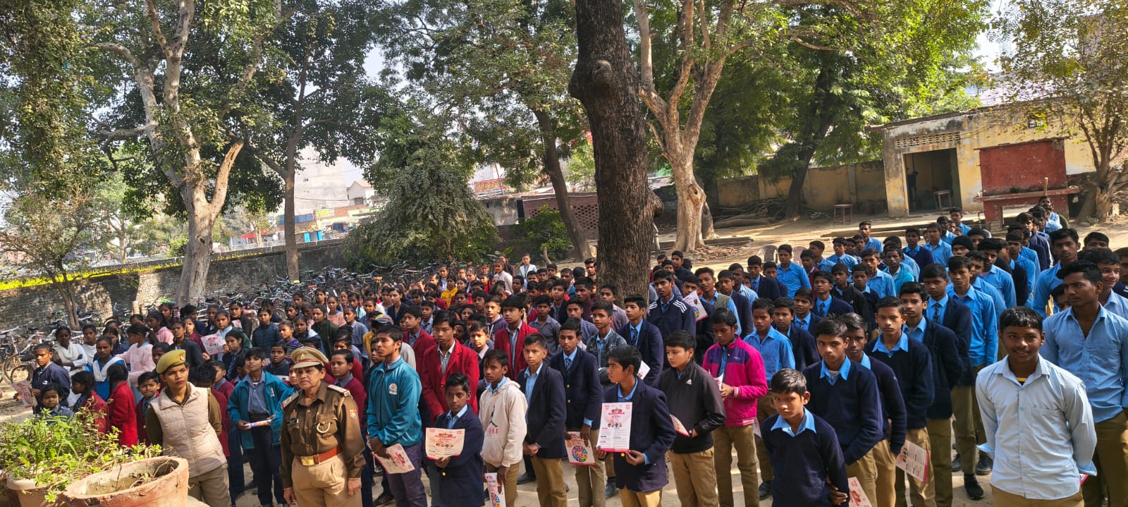 फर्रुखाबाद:महिला सुरक्षा विशेष दल ने बालिकाओं को किया जागरूक, हेल्पलाइन व सरकारी योजनाओं की दी जानकारी