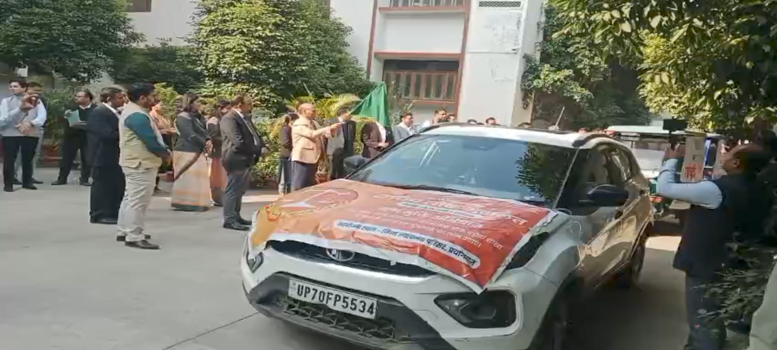 प्रयागराज: जनपद न्यायाधीश ने 13 दिसंबर को आयोजित होने वाली राष्ट्रीय लोक अदालत की सफलता हेतु प्रचार वाहन को हरी झंडी दिखाकर किया रवाना