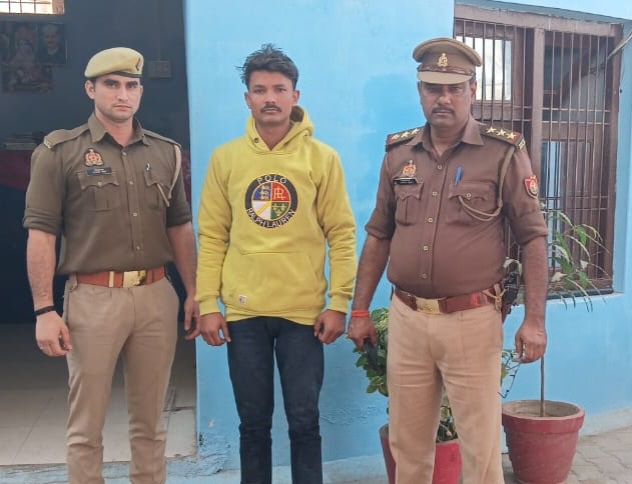 फर्रुखाबाद:कमालगंज पुलिस ने 10 हजार के इनामिया अभियुक्त को किया गिरफ्तार, 12 बोर का खोखा कारतूस बरामद
