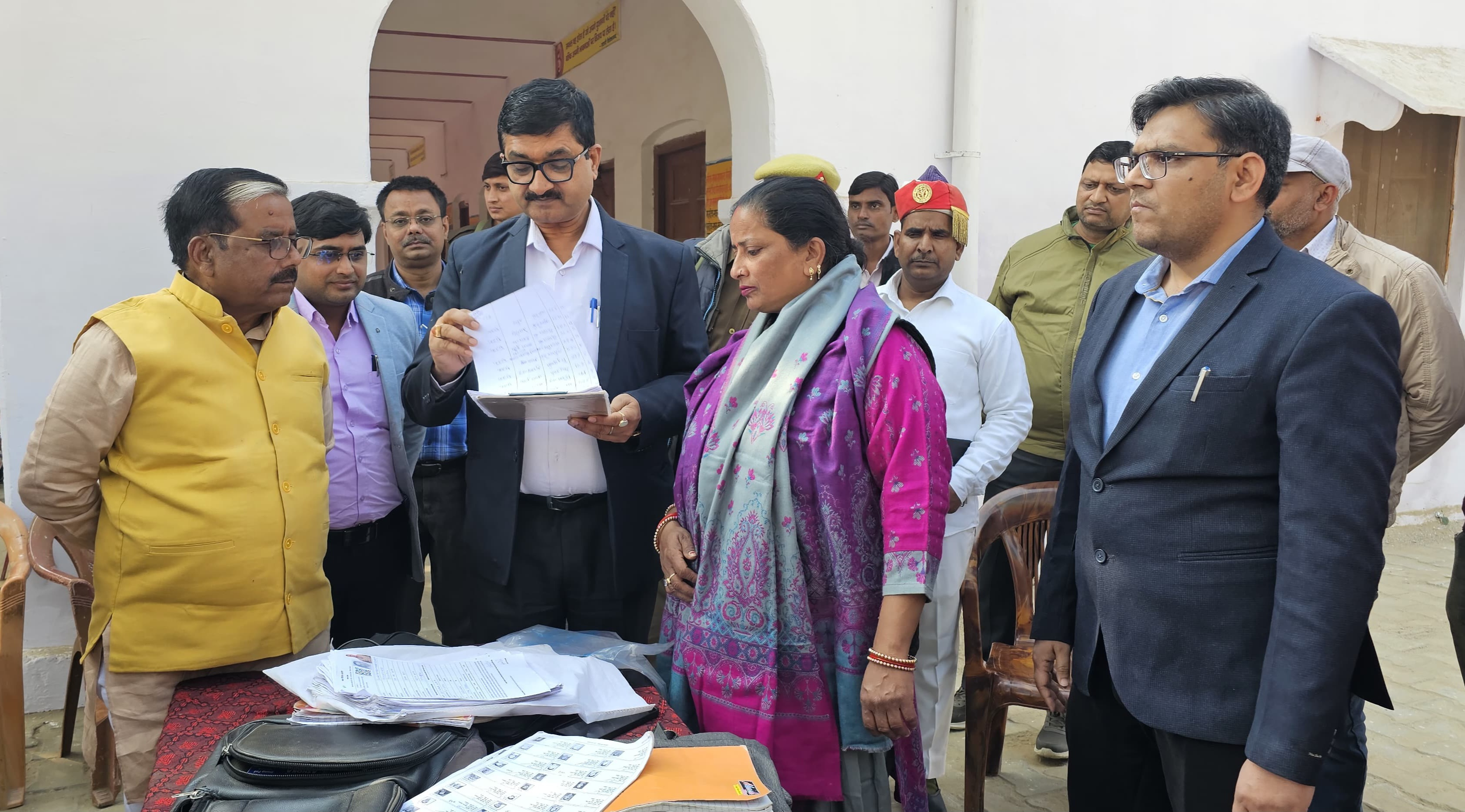 फर्रुखाबाद:प्रगाढ़ पुनरीक्षण अभियान के अंतर्गत जिलाधिकारी ने कमालगंज में मतदाता सत्यापन कार्य का किया निरीक्षण