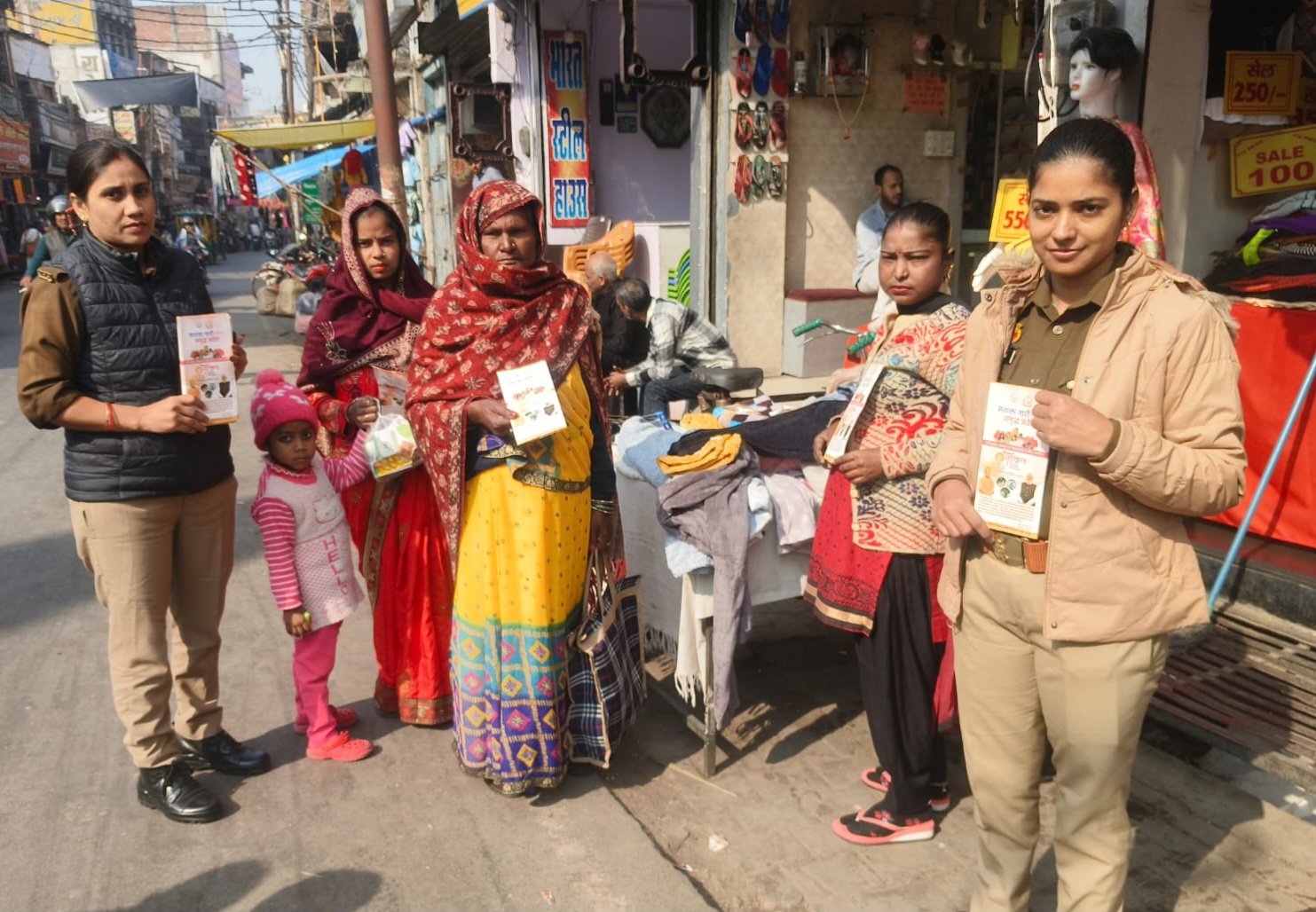 फर्रुखाबाद:महिला सुरक्षा विशेष दल ने मिशन शक्ति 5.0 के तहत महिलाओं और बालिकाओं को किया जागरूक।