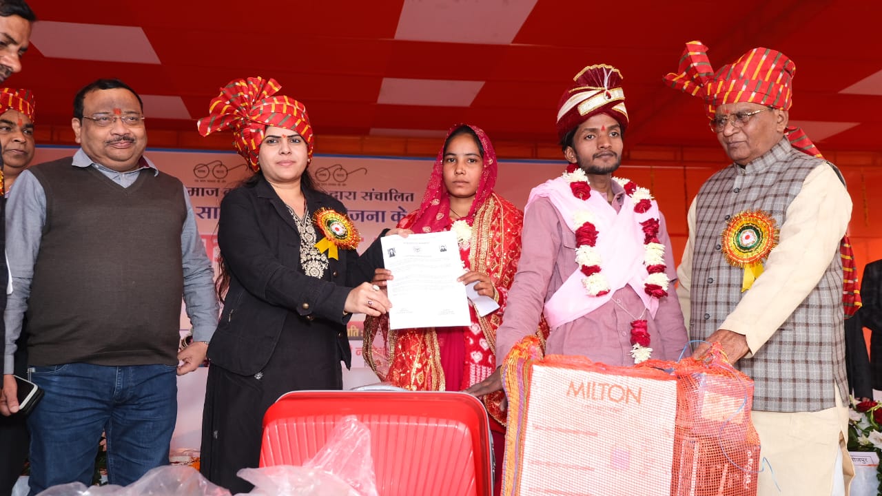 फर्रुखाबाद:मुख्यमंत्री सामूहिक विवाह समारोह: 438 जोड़ों ने लिए सात फेरे, उपहार सामग्री के साथ दी गईं शुभकामनाएँ