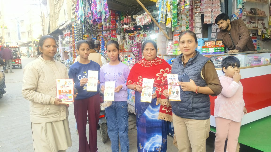 फर्रुखाबाद:एंटी रोमियो स्क्वाड द्वारा मिशन शक्ति 5.0 के तहत महिलाओं को किया गया जागरूक