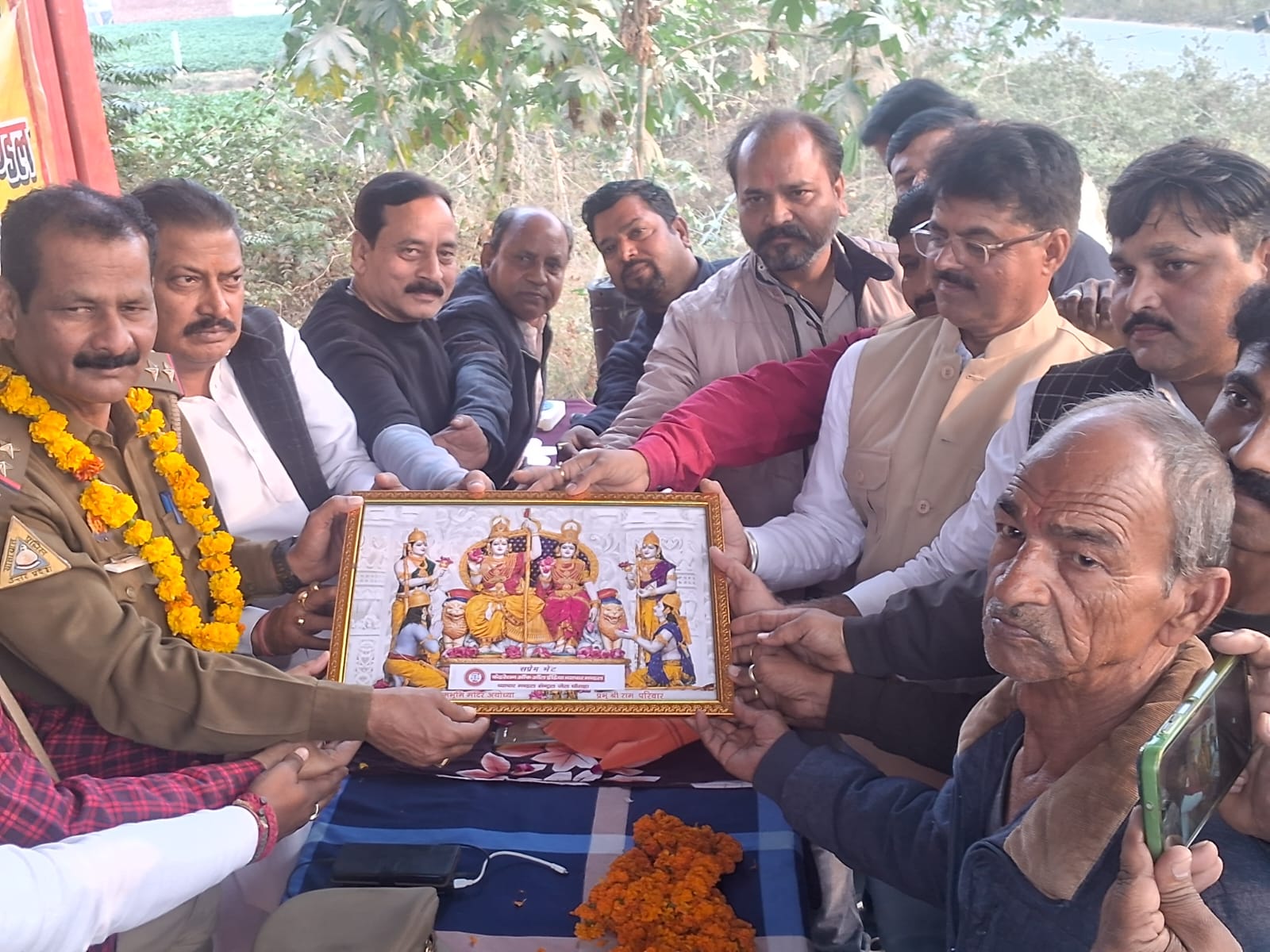फर्रुखाबाद:व्यापार मंडल ने उत्कृष्ट यातायात व्यवस्था के लिए प्रभारी यातायात को किया सम्मानित